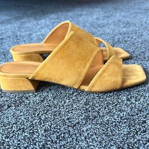 M. Gemi sandal EUC in mustard suede